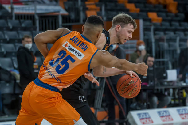 更严峻的挑 更严峻的挑