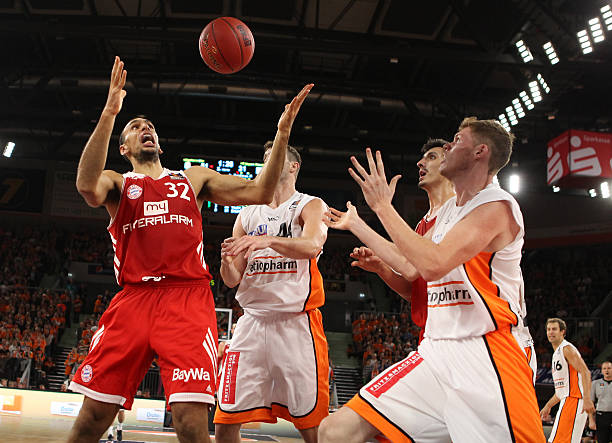 与曼联形成 与曼联形成